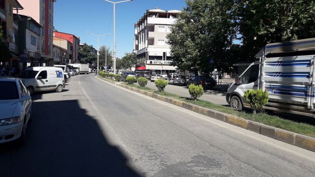 Göksun Şehiriçi yol arasındaki ağaçlar küçültülerek düzeltildi